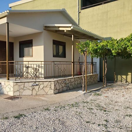 Backyard Apartment Kalligoni Экстерьер фото