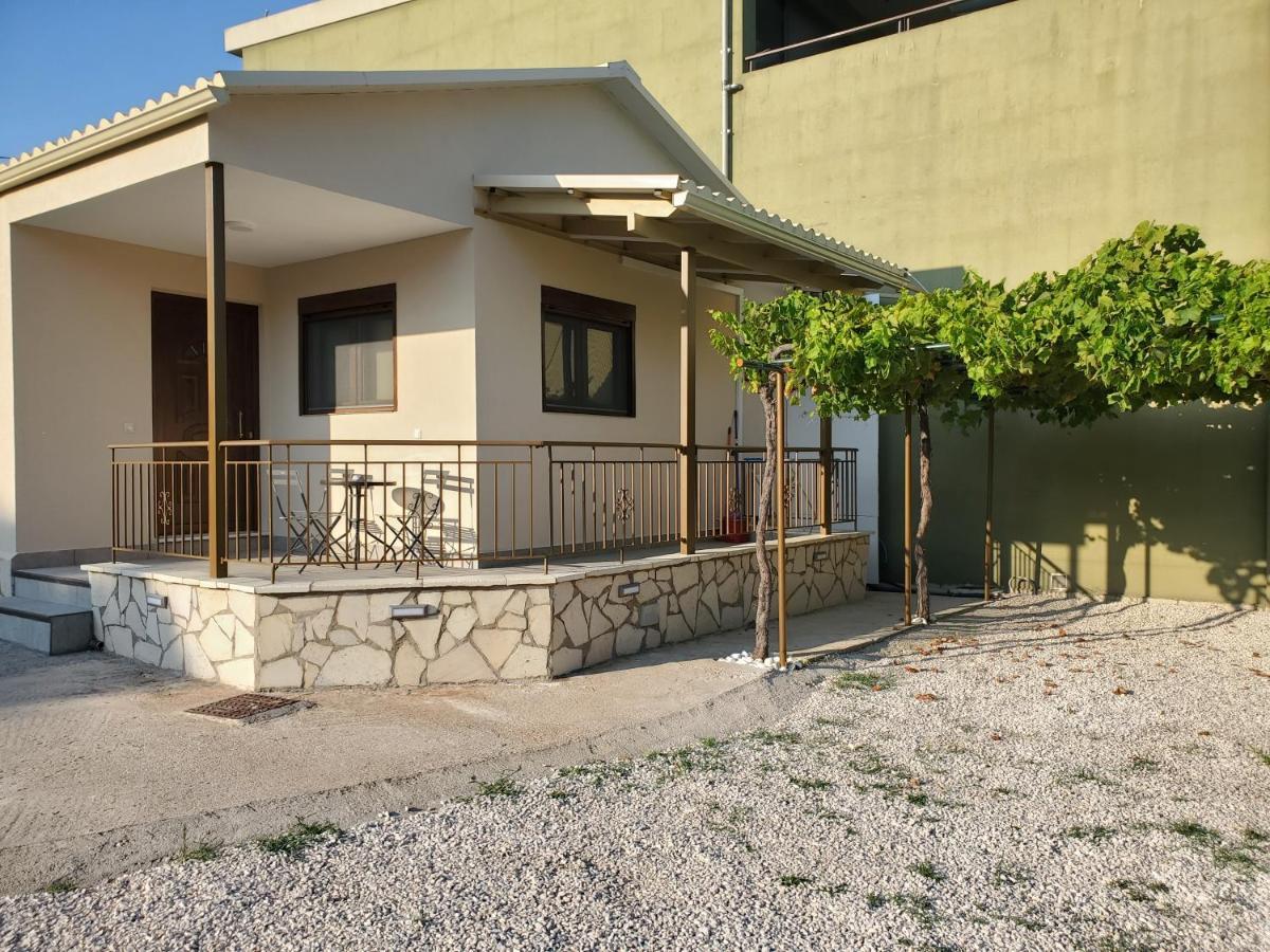 Backyard Apartment Kalligoni Экстерьер фото
